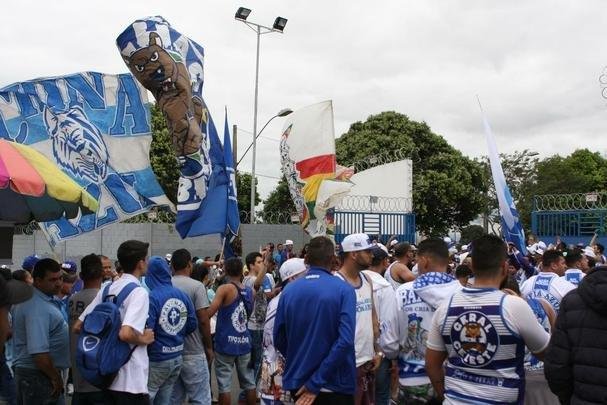 Torcedores do Cruzeiro foram  porta da Toca II apoiar os jogadores na vspera do jogo com o Flamengo
