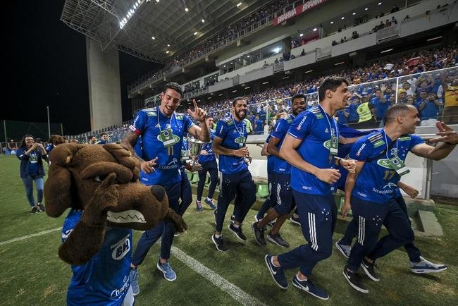 Time de vôlei do Cruzeiro festeja conquista da Superliga nas ruas e no estádio