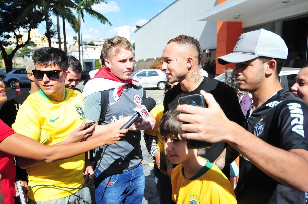 Depois de derrotar a Argentina por 2 a 0 no Mineiro e garantir vaga na final da Copa Amrica, jogadores da Seleo Brasileira ganharam folga em Belo Horizonte e foram tietados por torcedores na porta do hotel Ouro Minas. 