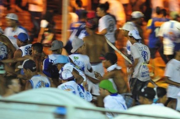 Tumulto gerado por briga entre membros de torcidas organizadas impediu festa do tricampeonato nacional 