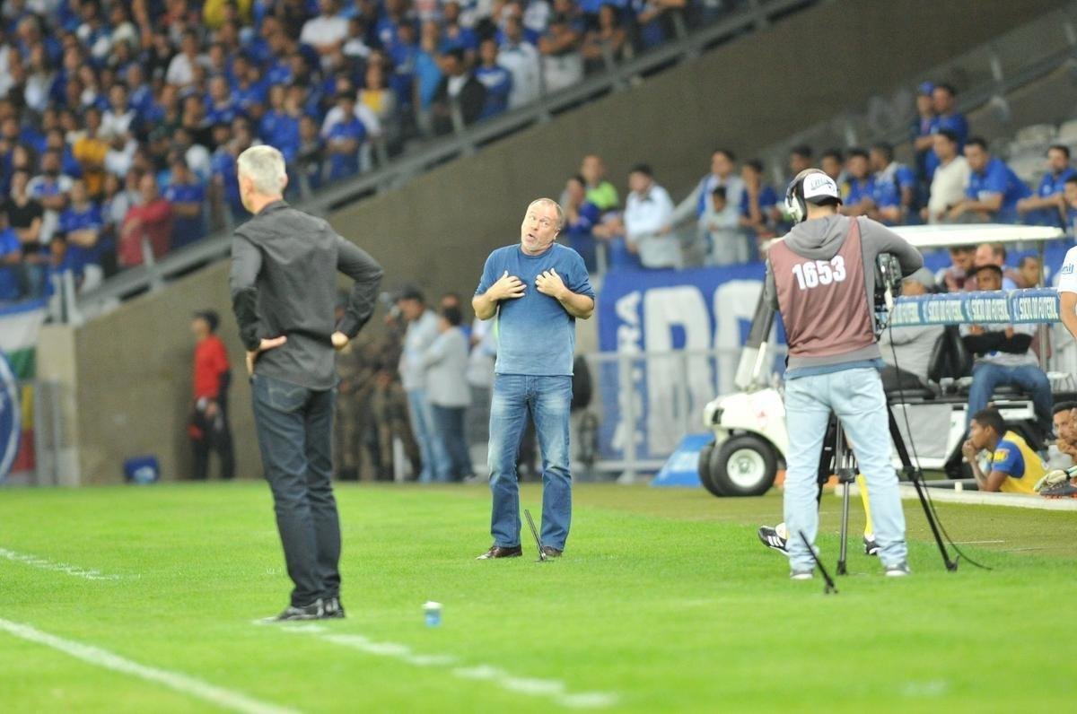 Lances do primeiro tempo do duelo entre Cruzeiro e Atltico, no Mineiro, pelas oitavas de final da Copa do Brasil