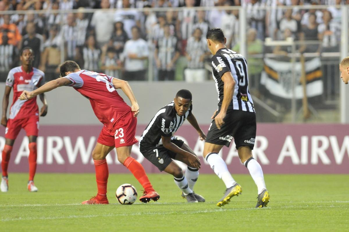 No primeiro tempo, Atltico abriu 3 a 1 no placar, com gols de Luan e Ricardo Oliveira (2)