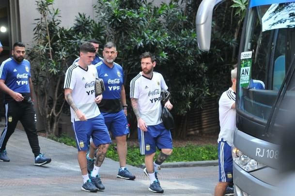 Jogadores da Argentina embarcam rumo ao treino no Independência