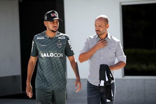 Imagens da apresentao de Jair no Atltico