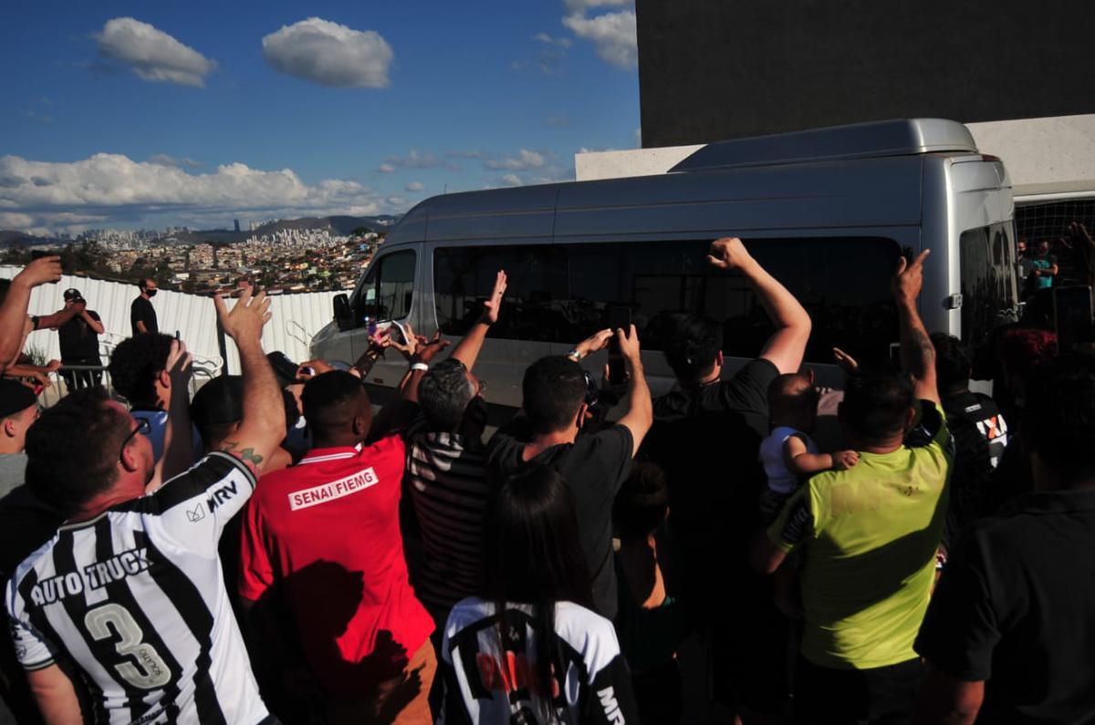 Fotos da visita do ídolo atleticano Ronaldinho Gaúcho às obras de construção da Arena MRV, estádio do Atlético, em Belo Horizonte. Dentro de Centro de Experiências criado pelo clube, ex-craque tirou fotos com dirigentes e funcionários. Do lado de fora, ele foi vaiado e xingado ao sair por não ter parado para saudar os fãs que o aguardavam debaixo de sol quente.