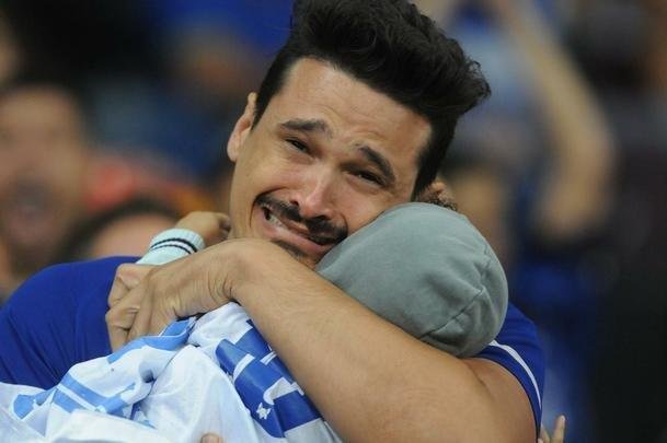 A emoo da torcida do Cruzeiro com a classificao da Copa do Brasil, nos pnaltis, diante do Fluminense. Reprter fotogrfico Alexandre Guzanshe registrou a vibrao de um pai com o filho no colo durante e aps as cobranas. Time celeste avanou s quartas de final
