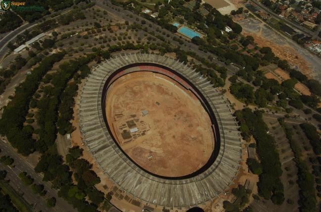 Foto area do Mineiro em 31 de maro de 2011, durante obras de modernizao, com estruturas antigas demolidas, como o setor de geral. Gramado tambm foi rebaixado visando  Copa do Mundo de 2014