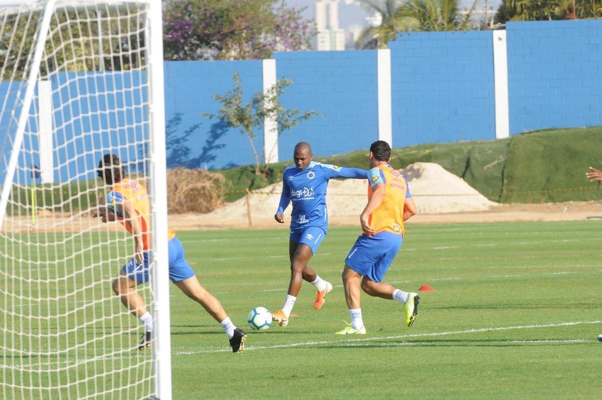 Cruzeiro fez nesta segunda-feira  tarde, na Toca da Raposa II, o ltimo treino em Belo Horizonte antes da partida contra o Internacional, quarta, no Beira-Rio, pela semifinal da Copa do Brasil. O tcnico Rogrio Ceni deve escalar Fbio; Edilson, Ded, Fabrcio Bruno (Leo) e Egdio (Dod); Henrique e Robinho; Marquinhos Gabriel; Thiago Neves e David; Pedro Rocha. Servindo  Seleo Colombiana, Orejuela est fora do jogo.