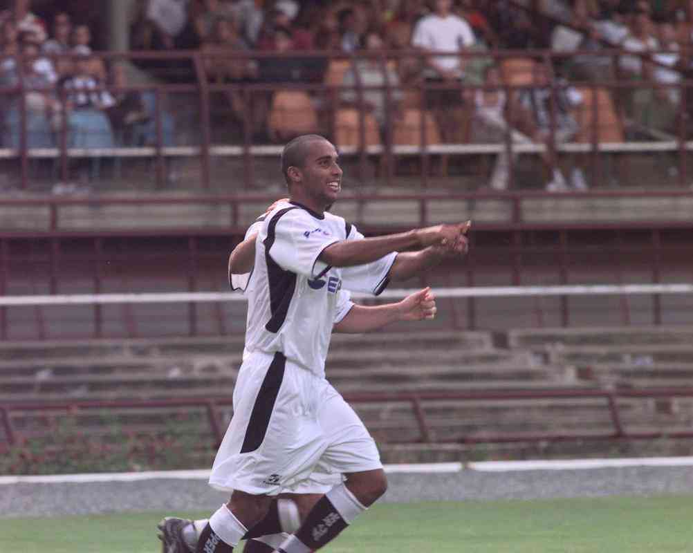 2002 - Deivid - Fez os dois gols da vitria do Corinthians em casa sobre o Brasiliense, por 2 a 1, no primeiro jogo, e fez o gol do empate por 1 a 1 fora que deu o bicampeonato ao Corinthians.