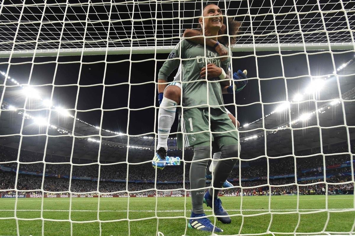 Goleiro Loris Karius, do Liverpool, vacilou na sada de bola, e Benzema, do Real, aproveitou para roubar a bola e abrir o placar na final: 1 a 0