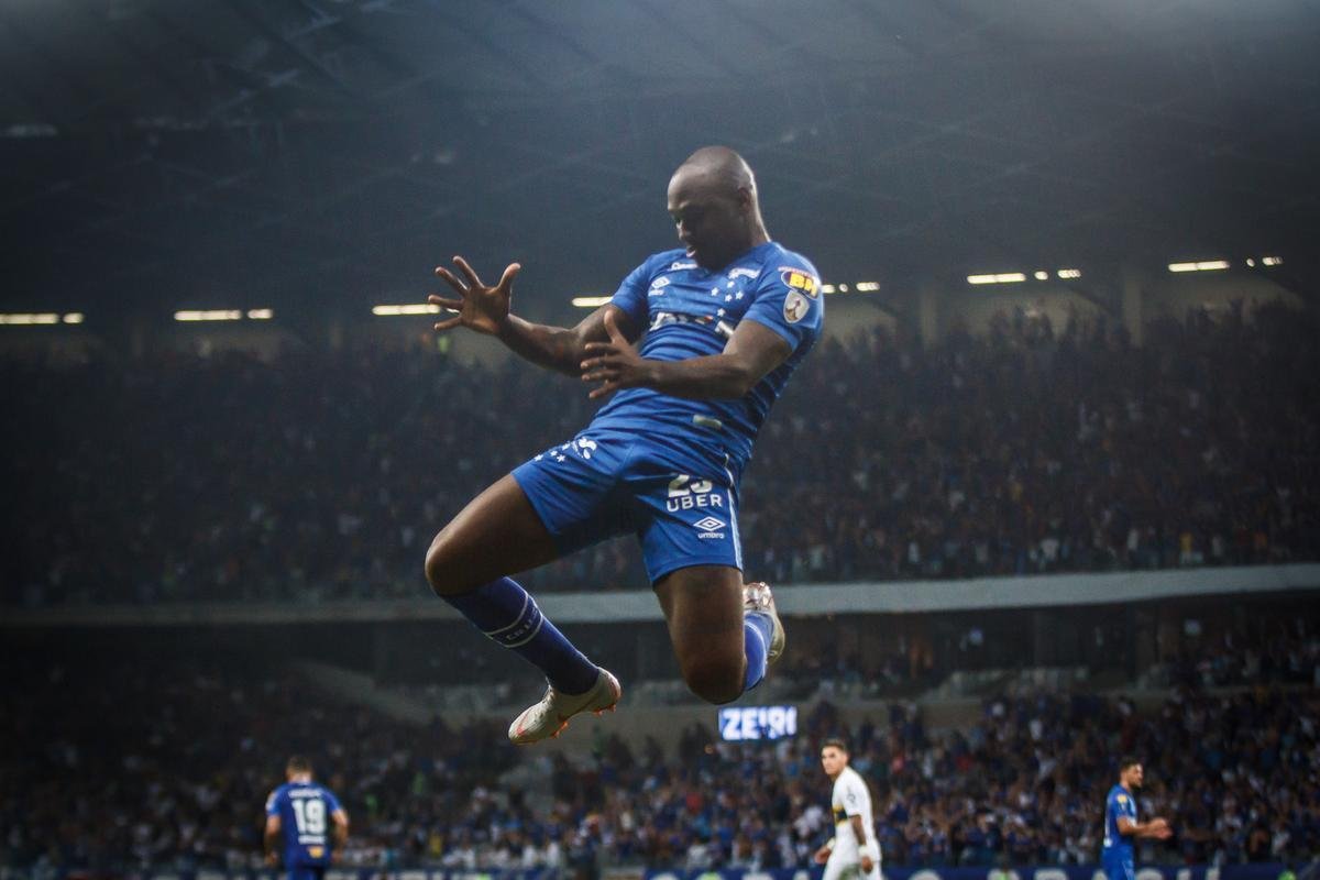 Depois de sofrer com problemas nos joelhos, o atacante Sass se recuperou na reta final da temporada. Com sua imposio fsica caracterstica, teve participao importante em jogos decisivos para o Cruzeiro. O camisa 99 disputou 27 jogos, marcou sete gols e deu uma assistncia. Dever seguir no clube em 2019 para disputar uma vaga com Fred no comando do ataque. 