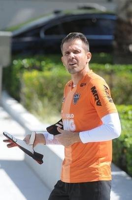 Treino do Atltico nesta segunda-feira, na Cidade do Galo, contou com a volta do meia  Juan Cazares. Direo no chegou a acordo para vend-lo a clube saudita. Tcnico Rafael Dudamel relacionou 23 jogadores para a viagem a Santa Fe, local da estreia na Sul-Americana, quinta-feira, contra o Unin-ARG. Jogador equatoriano ficou fora da lista.