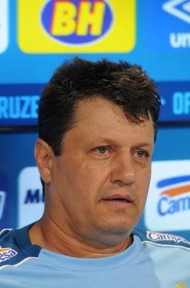 Fotos da apresentao de Adilson Batista como novo tcnico do Cruzeiro. Tcnico teve reunio com jogadores na Toca da Raposa II, falou com a imprensa e depois comandou seu primeiro treino