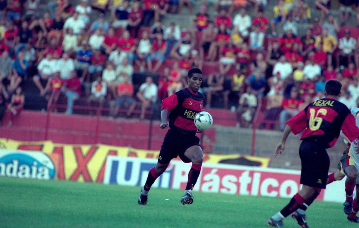 Revelado pelo Sport, meia Cléber Santana veste o modelo da Topper de 2003.