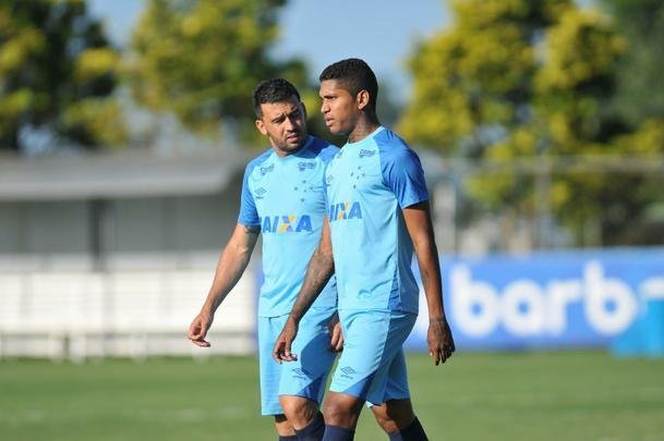 Jogadores do Cruzeiro durante treino desta sexta-feira na Toca da Raposa II