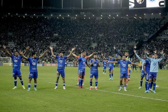 Contra o Vasco no foi diferente. Apesar da derrota por 1 a 0 no Maracan, no Rio de Janeiro, na 12 rodada, jogadores e torcedores da Raposa fizeram a saudao. 