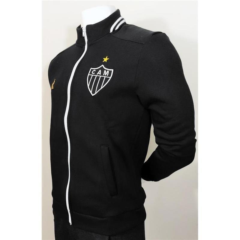 Aguardado pela torcida do Atltico, os agasalhos fabricados pela Le Coq Sportif chegaram s lojas. Entretanto, torcedores reclamaram do preo das peas e notaram diferenas com relao aos modelos usados pela comisso tcnica