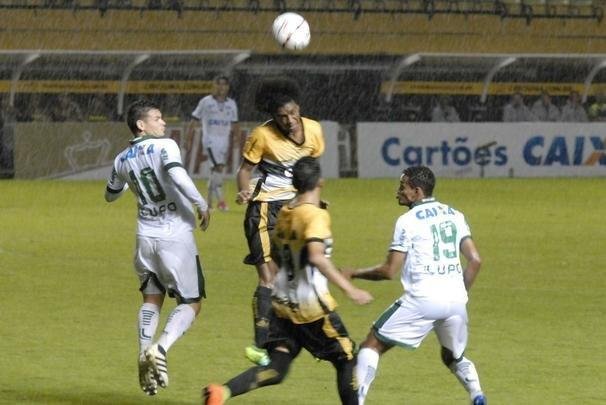 Fotos da vitria de virada do Amrica sobre o Cricima no Estdio Heriberto Hulse, em Cricima, pela Srie B