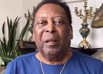 Após ter sido diagnosticado com um câncer de cólon e realizado cirurgia para retirada do tumor, Pelé passa por exames periódicos de acompanhamento