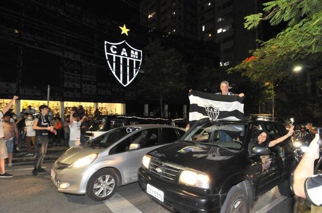 Fotos da festa e do buzinao da torcida do Atltico em frente  sede do clube, no bairro de Lourdes, em BH. Centenas de pessoas foram ao local para festejar, de forma antecipada, o ttulo brasileiro de 2021