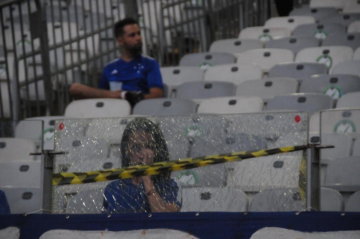 Fotos da chegada da torcida do Cruzeiro ao Mineiro na partida contra o CRB pela Srie B do Brasileiro; longas filas de formaram na esplanada antes da partida