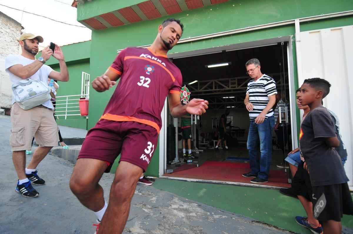 Torcedores do Boa Esporte foram na tarde desta tera-feira ao Estdio Municipal Rubro Negro para tirar selfies com o goleiro Bruno. Jogador realizou teste fsicos no local