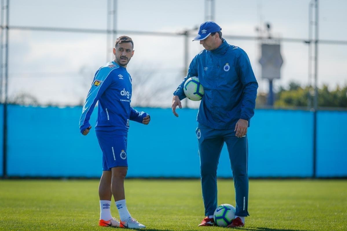 Cruzeiro treinou nesta tera-feira no CT do Grmio, em Porto Alegre, e concluiu a preparao para o duelo com o Internacional, no Beira-Rio, pela semifinal da Copa do Brasil. Time precisa de vitria por dois gols de diferena para ir  final. Se vencer por um gol de vantagem, a deciso ser nos pnaltis. Rogrio Ceni deve escalar o time com Fbio; Edilson, Ded (Fabrcio Bruno), Leo e Dod; Henrique e Robinho; Marquinhos Gabriel, Thiago Neves e David; Pedro Rocha.