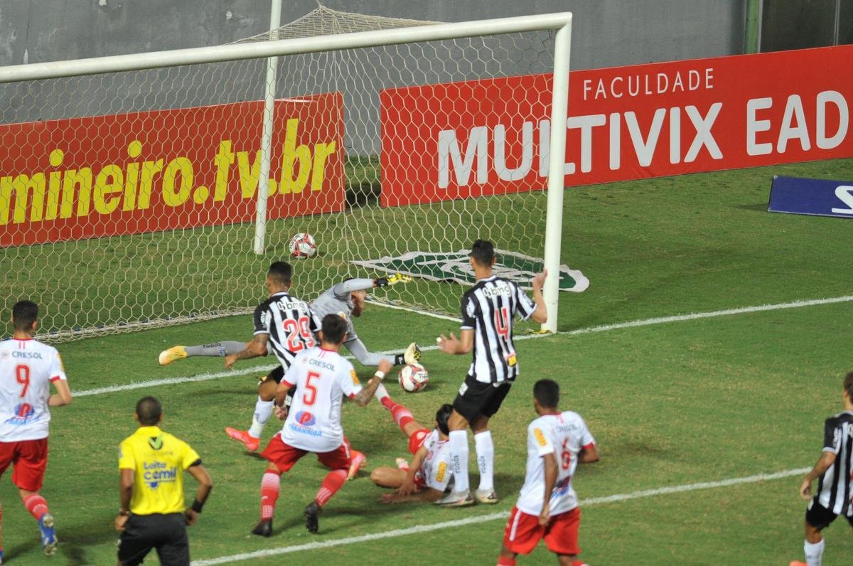 Fotos do jogo de ida da semifinal do Mineiro entre Tombense e Atltico, no Independncia, em Belo Horizonte.