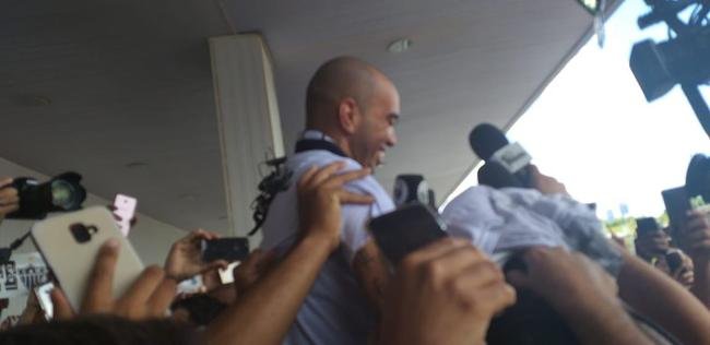 Imagens da chegada de Diego Tardelli