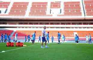 Fotos do treino do Cruzeiro no estdio Libertadores de Amrica, casa do Independiente, em Avellaneda. Time celeste fechou preparao para o jogo contra o Racing, s 21h30 desta tera-feira, no El Cilindro, pela primeira rodada do Grupo 5 da Copa Libertadores (Ramon Lisboa/EM D.A Press)