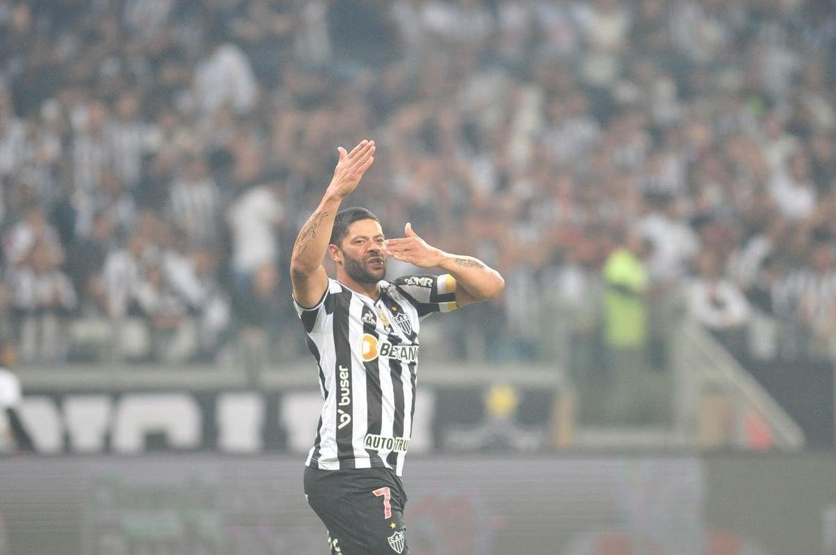 Hulk abriu o placar para o Galo com um golao: 1 a 0 Atltico