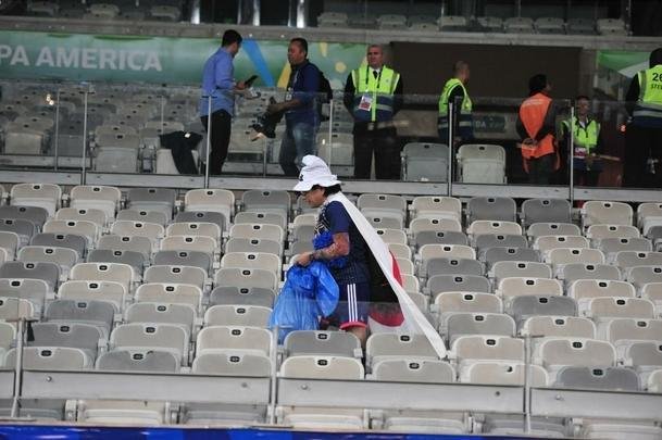 Depois do empate entre Japo e Equador, por 1 a 1, pela Copa Amrica, um torcedor japons deu um bom exemplo aos brasileiros. Com pacincia, ele recolheu lixo em vrios pontos do setor em que se encontrava no Mineiro. Na Copa de 2014, no Brasil, os nipnicos j haviam mostrado civilidade ao mundo ao limpar arquibancadas e vestirios dos estdios.