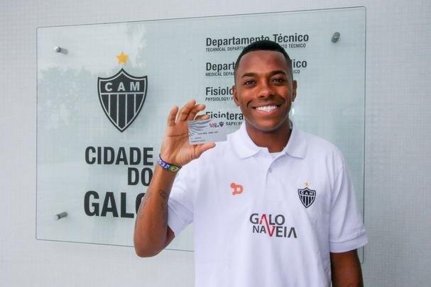 Confira imagens da chegada e da apresentao de Robinho no Atltico