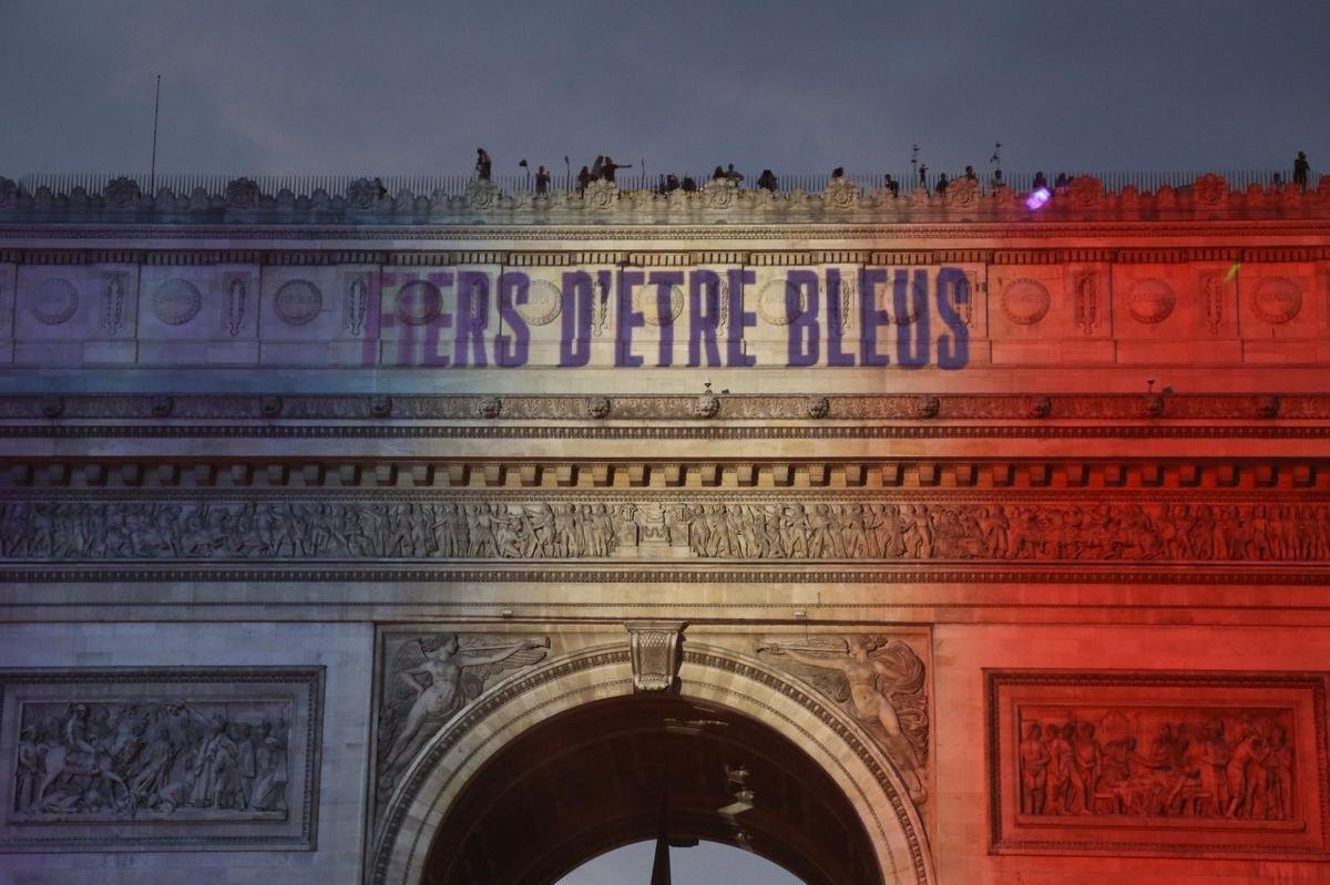 Quando a noite chegou, Paris ficou ainda mais linda: Torre Eiffel foi iluminada com as cores da bandeira francesa e Arco do Triunfo recebeu projees com rostos dos campees