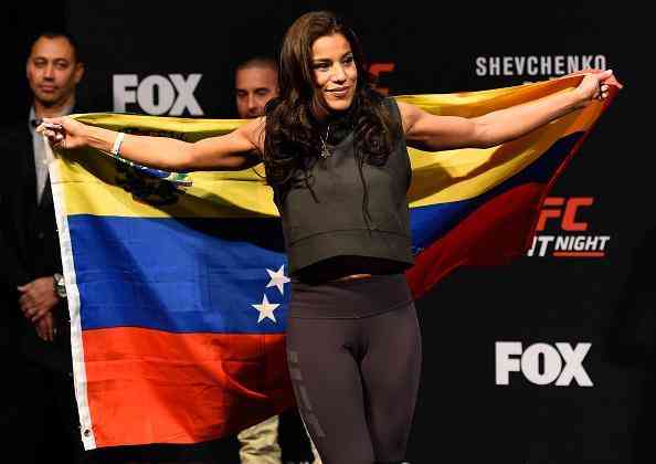 Julianna Pea, descendente de venezuelanos, entra com a bandeira do pas