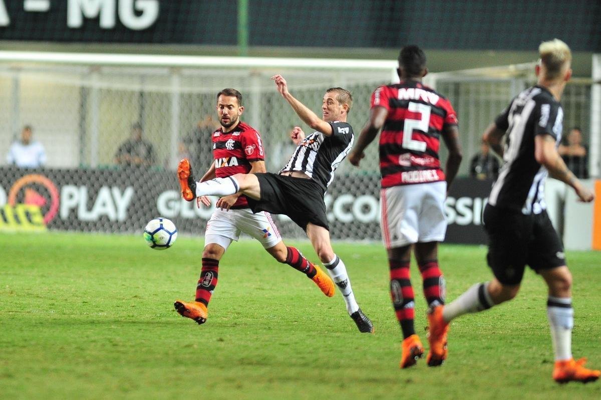 Galo pressionou no segundo tempo, mas levou gol em contragolpe: verton Ribeiro fez aps passe de Vincius Jnior: 1 a 0 Flamengo