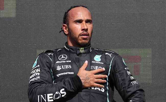 Hamilton recebeu uma penalidade de dez segundos aps o acidente