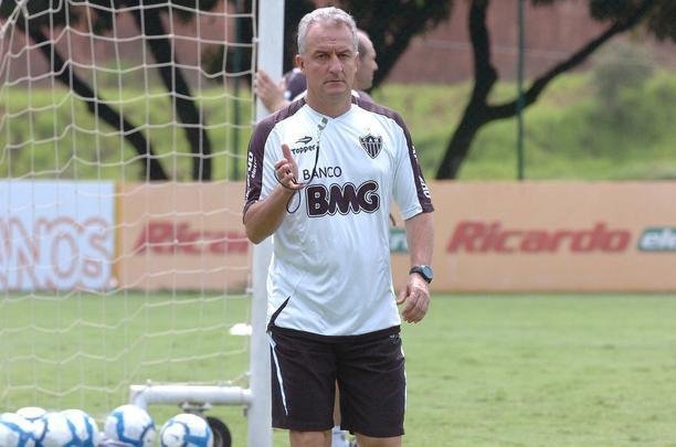 Dorival Júnior - Contratado para substituir Vanderlei Luxemburgo, Dorival Júnior conseguiu salvar o Atlético do rebaixamento em 2010. Em 2011, no entanto, viu o time cair rapidamente na Copa do Brasil e perder a final do Campeonato Mineiro para o Cruzeiro. No Brasileiro, uma campanha desastrosa fez o treinador ser demitido. Em 52 jogos, foram 25 vitórias, dez empates e 17 derrotas.