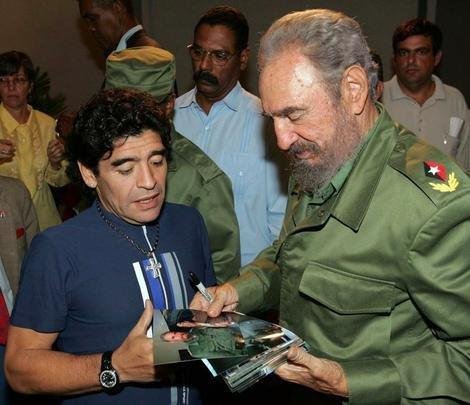 Maradona com Fidel Castro em outubro de 2005 durante gravação de entrevista para um programa da TV argentina