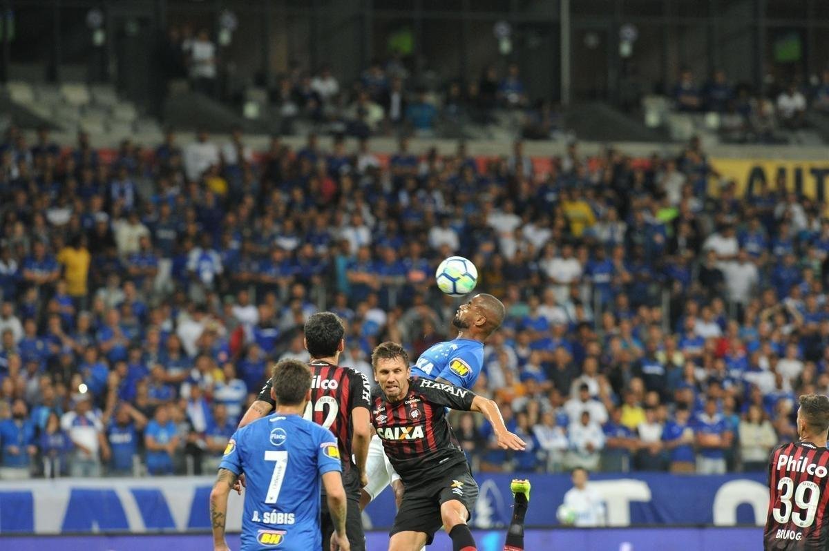 Lances do primeiro tempo da partida entre Cruzeiro e Atltico-PR, no Mineiro, pelas oitavas de final da Copa do Brasil