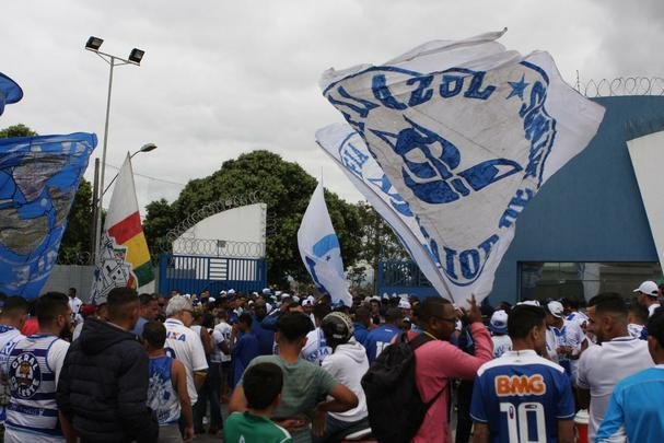 Torcedores do Cruzeiro foram  porta da Toca II apoiar os jogadores na vspera do jogo com o Flamengo