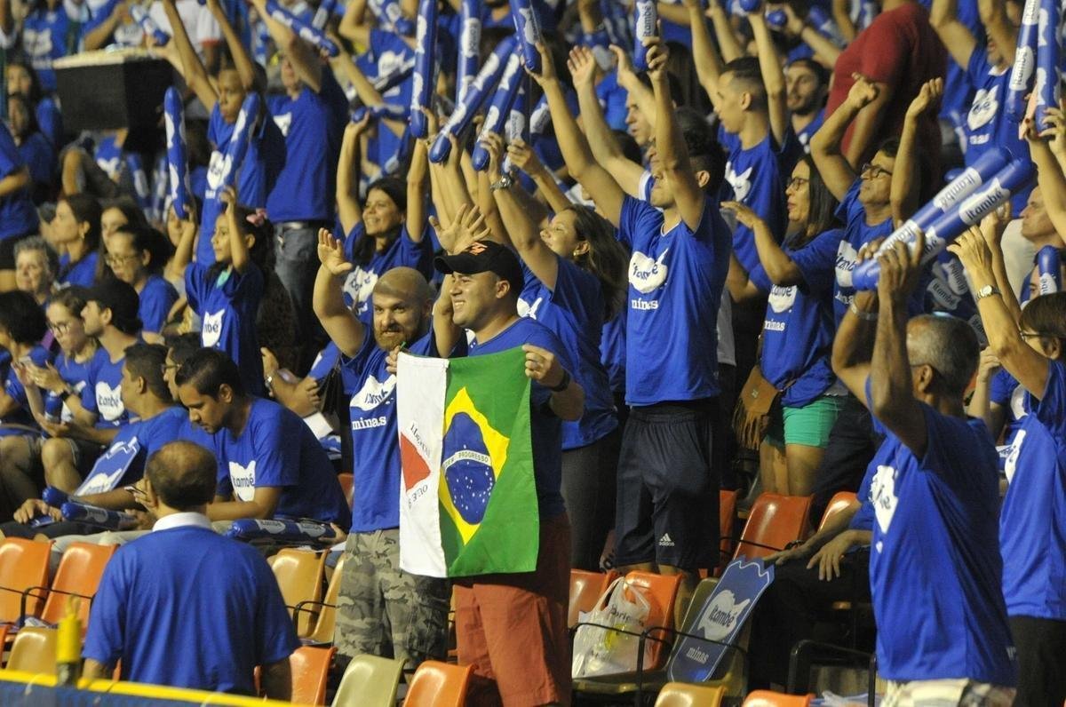Veja fotos das torcidas na deciso da Superliga Feminina no Mineirinho