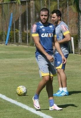 Mano Menezes comandou treino tático em seu segundo dia no retorno ao Cruzeiro