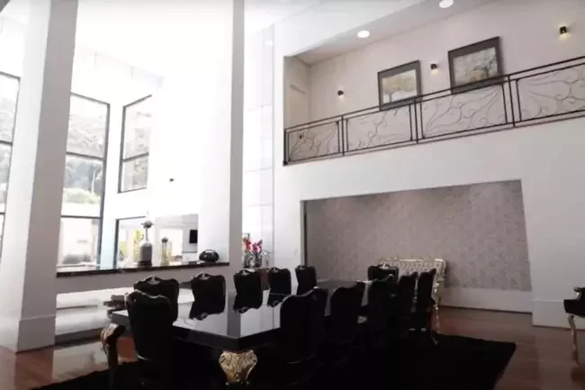 Imagens da manso em So Paulo que est  venda pelo atacante Luiz Adriano, do Internacional