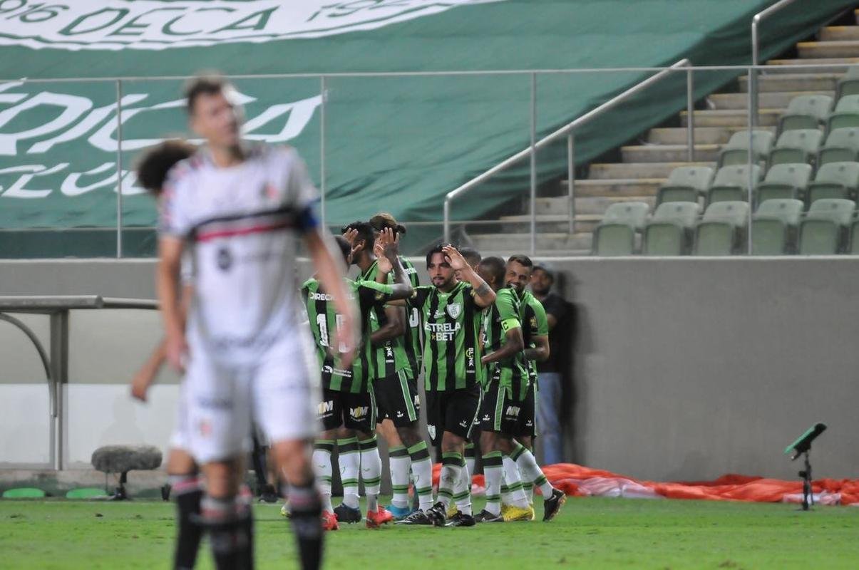 Fotos do jogo entre Amrica e Santa Cruz