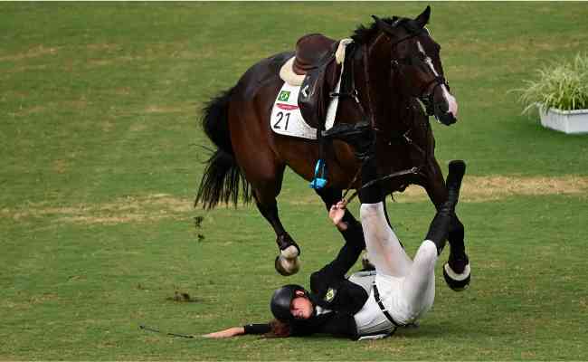 Ida Guimares caiu do cavalo no hipismo e encerrou na 36 e ltima colocao, nesta sexta-feira, nas competies do pentatlo moderno feminino nos Jogos Olmpicos de Tquio