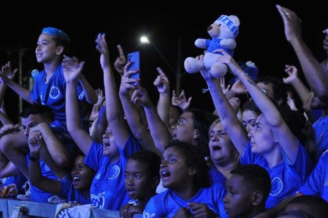Torcedores do Cruzeiro cantam eufricos durante a Caravana em Conselheiro Lafaiete, com a visita de Ronaldo