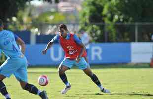 Cruzeiro se reapresentou aps estreia na Copa Libertadores e iniciou sua preparao para o clssico de domingo, s 11h, no Independncia, contra o Atltico, pela nona rodada do Mineiro. As novidades foram as presenas do atacante Sass e do zagueiro Cac, da base. Fred foi vetado devido a um estiramento na panturrilha direita. 