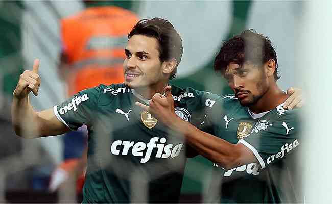 Raphael Veiga comemora com Gustavo Scarpa o gol que abriu caminho para classificação do Palmeiras