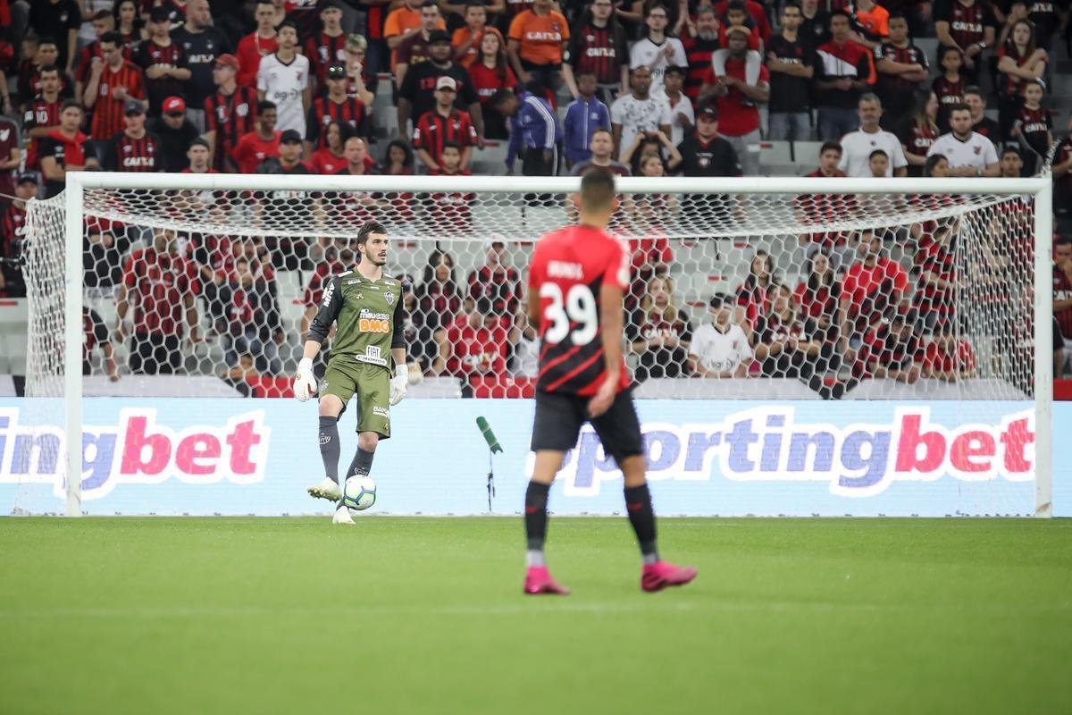 Galo perdeu muitas chances e acabou tropeçando em Curitiba